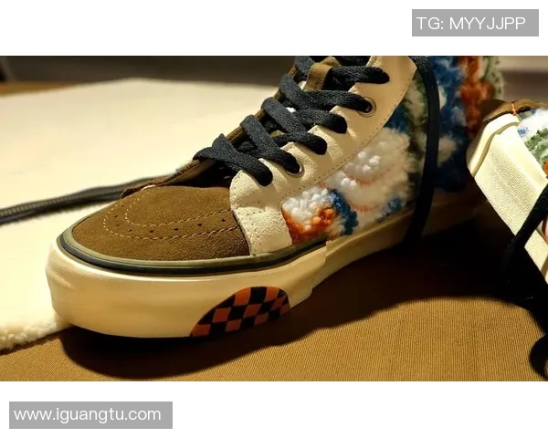 足球巨星私下街头穿搭大曝光 潮流与实用兼备引领时尚新风向